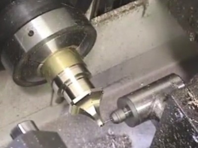 工件右側(cè)鉆孔，90°直角電主軸可擺角度